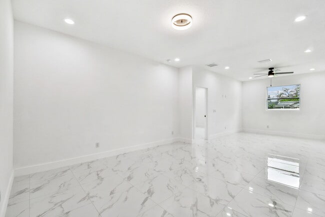 Building Photo - 1403 W 9th St