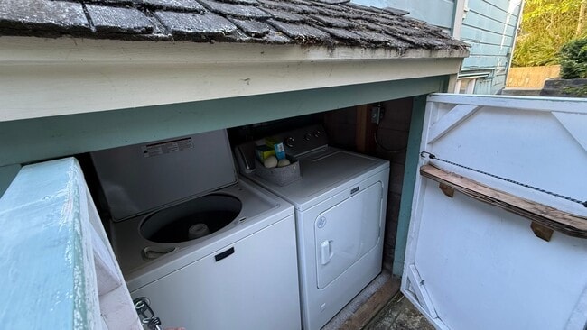 Building Photo - Epic REA - Rare Find Cozy and Update 2BR /...