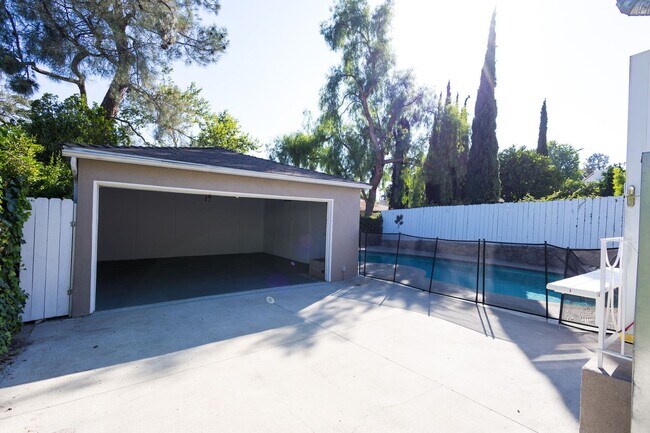 Building Photo - Freshly Renovated 3BR/2BA Pool Home – La Crescenta