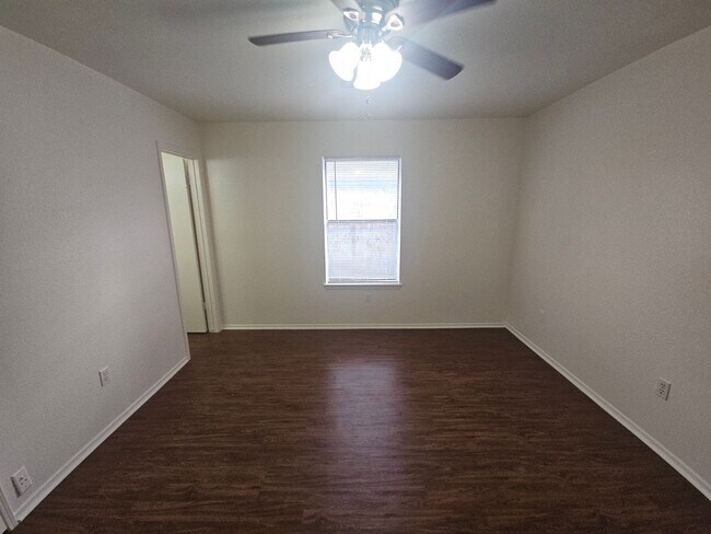 Building Photo - Perfect location in NRH!  Awesome duplex w...