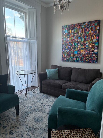 Building Photo - 605 SE Riverside Dr