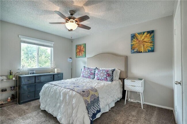 Building Photo - Amazing 1 bedroom off Manor rd.  Central Austin at its finest