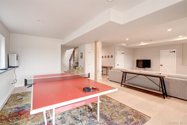 Building Photo - 90 Meadow Ln