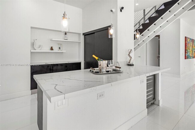 Building Photo - 6050 La Gorce Dr