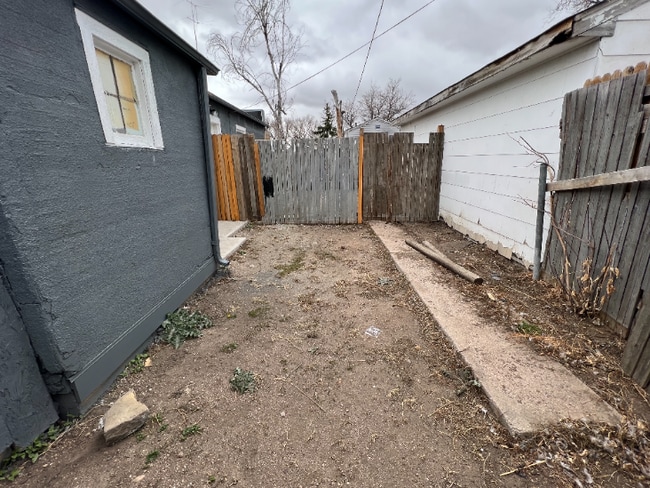 Building Photo - Nice two bedroom duplex!