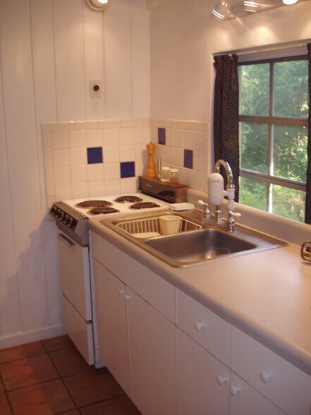 Kitchen - 3761 Crawford Ave