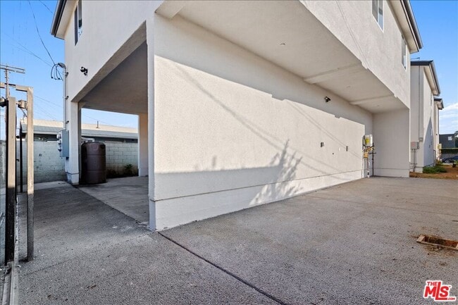 Building Photo - 707 W 80th St