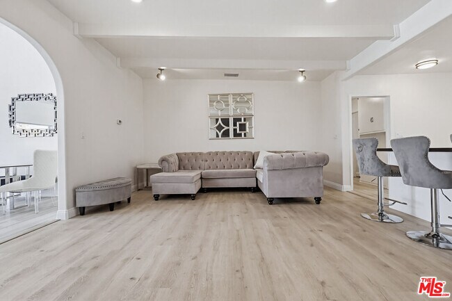 Building Photo - 9209 Paramount Blvd