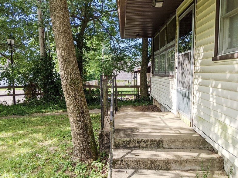 Building Photo - Clark Triplex