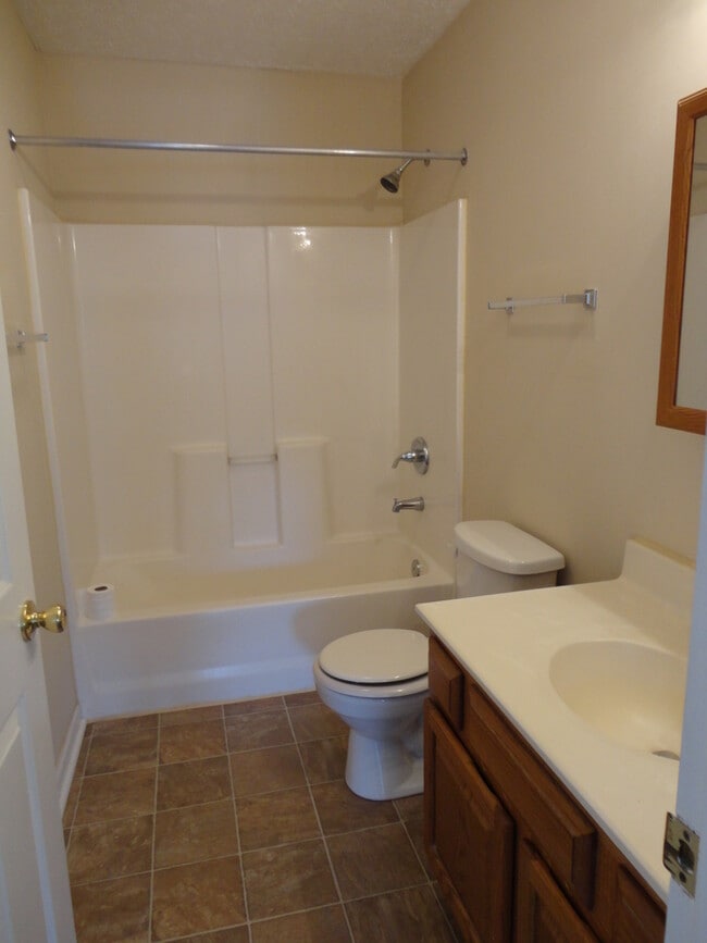 Building Photo - 2 Bedroom Duplex – Move-In Ready!