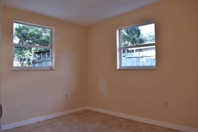 Building Photo - Reduced price! Great Neighborhood!