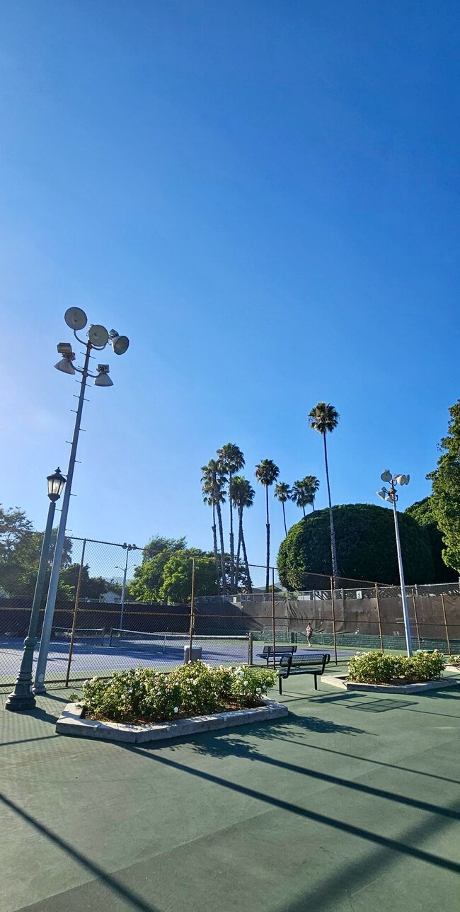 Tennis courts 2 mins walk away - 7288 1/2 Fountain Ave