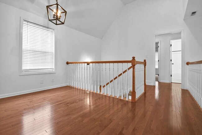 Building Photo - Three Bedroom with Bonus!