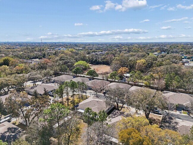 Building Photo - 2011 Villa Sites Dr