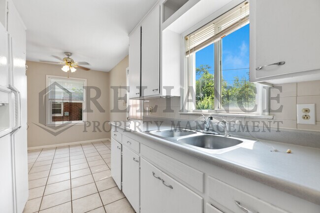 Building Photo - 726 S Apache Dr