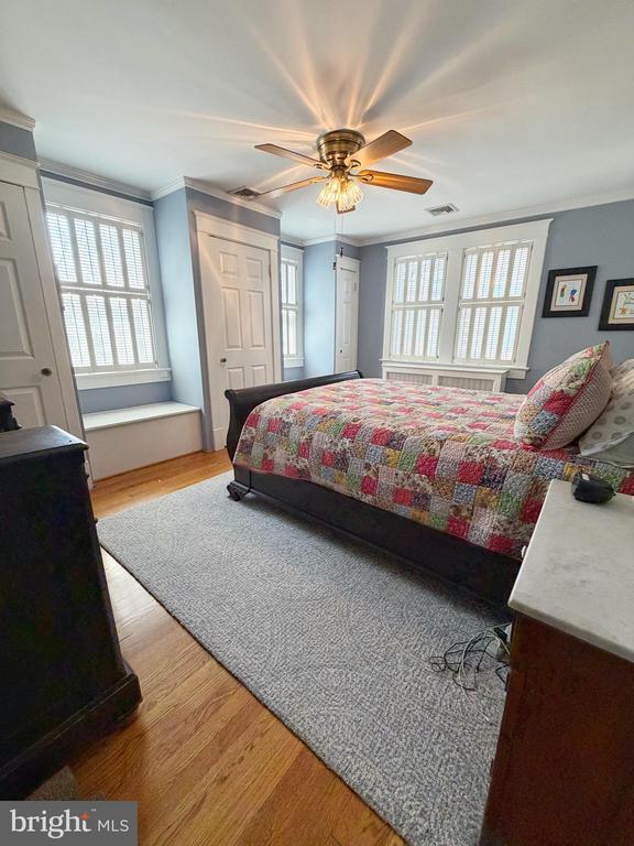 Building Photo - 12 W Oak St