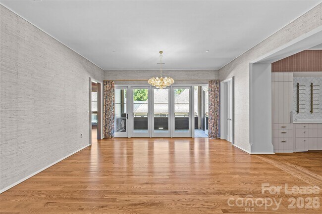 Building Photo - 1172 Queens Rd