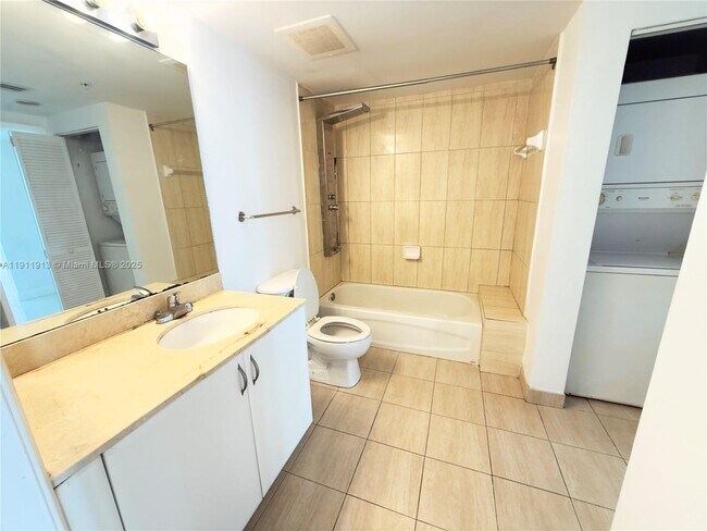 Building Photo - 1750 N Bayshore Dr