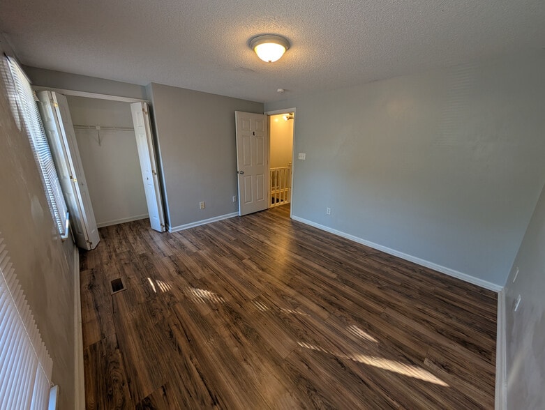 Building Photo - Room in House on Flint Glenn Ln