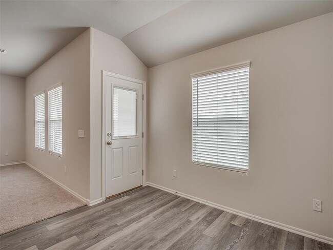 Building Photo - 1009 S Colt Ln