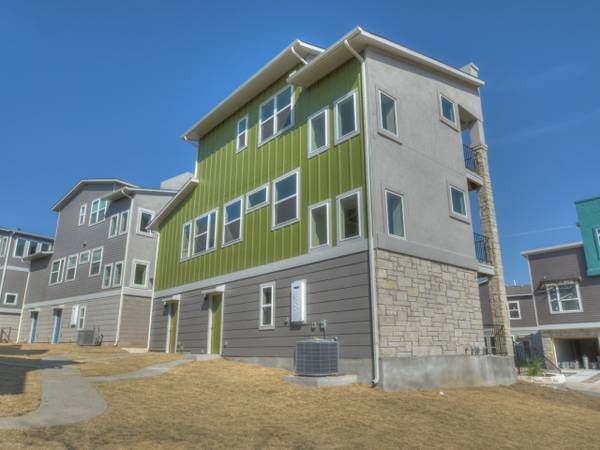 Building Photo - Gorgeous Condo in Edgewick - Minutes from Soco!