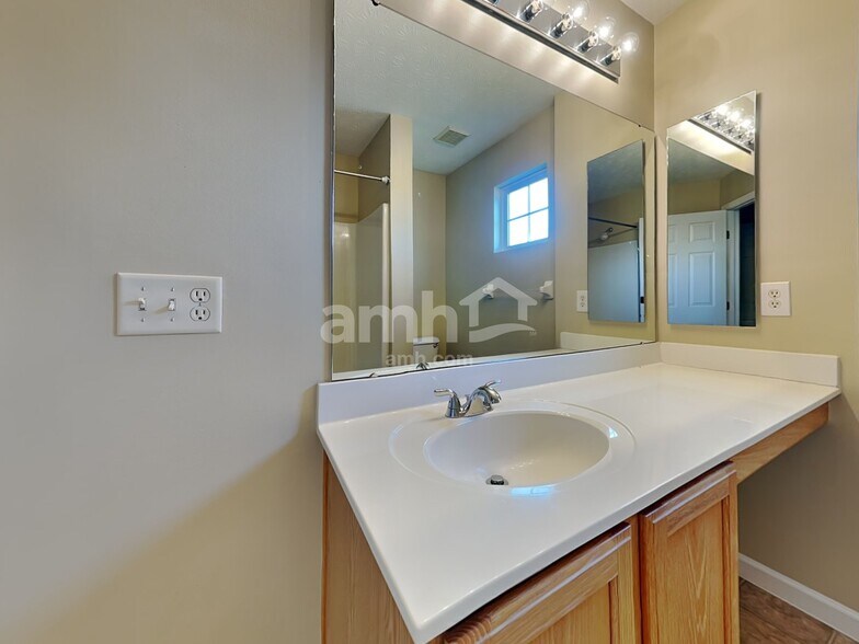 Building Photo - 2452 Featherston Ct