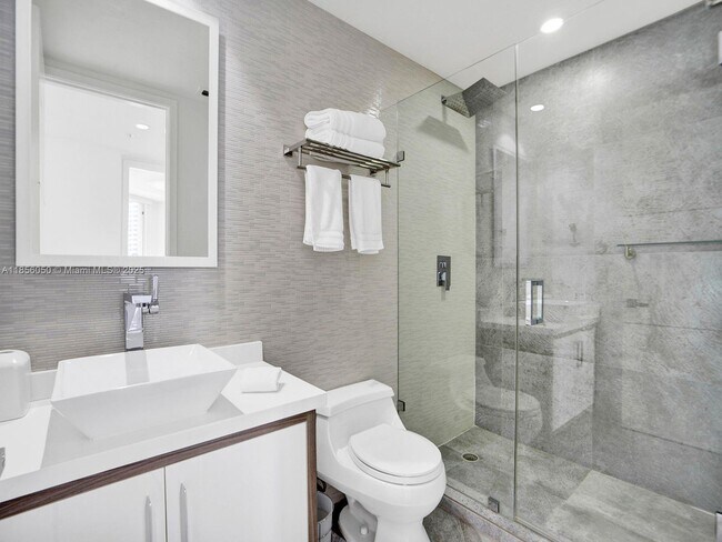 Building Photo - 888 Brickell Key Dr