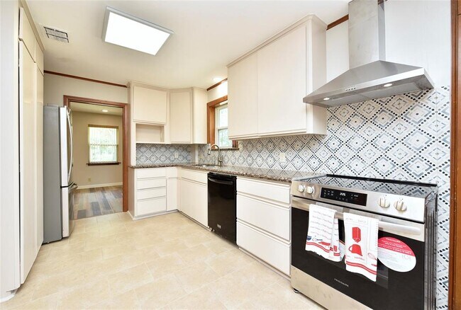 Building Photo - 1811 Laurel Oaks Dr
