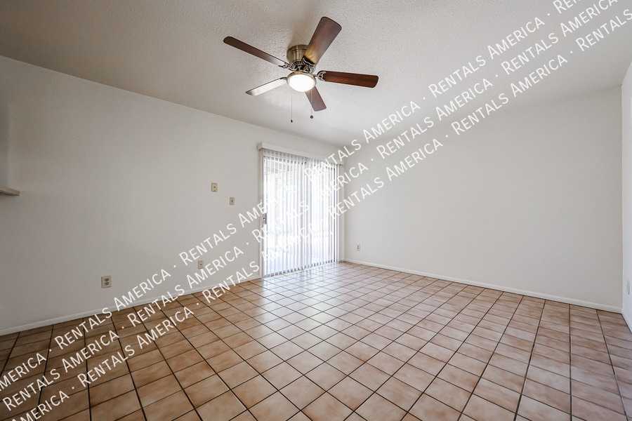 Building Photo - 2156 E Yale Dr