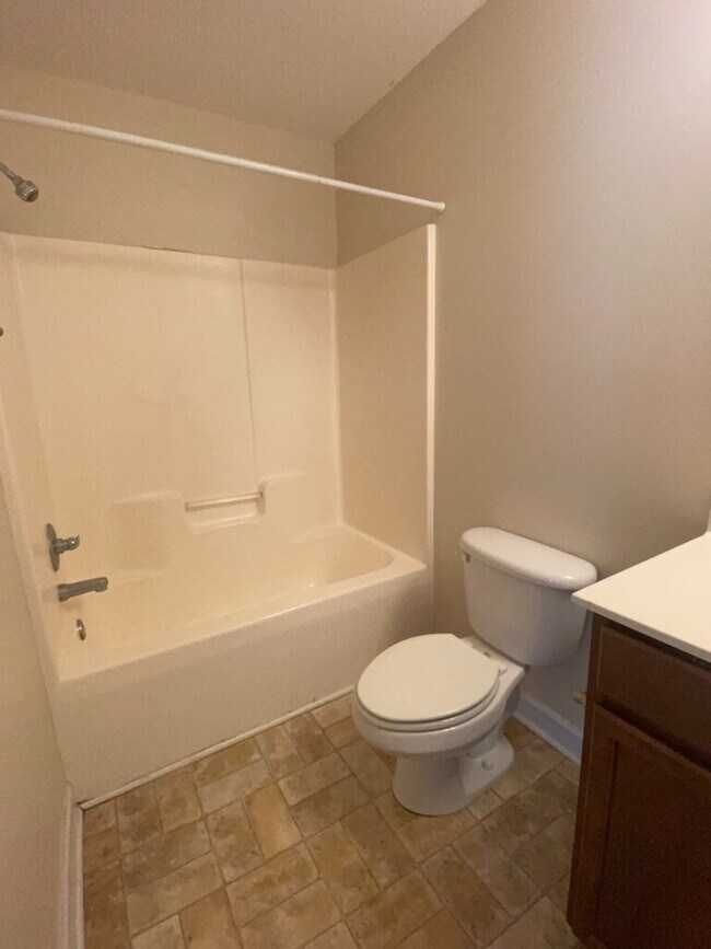 Building Photo - Charming 2 Bedroom Townhouse