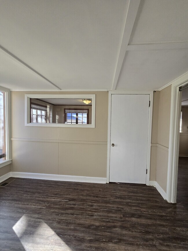 Building Photo - 517 S Vine St