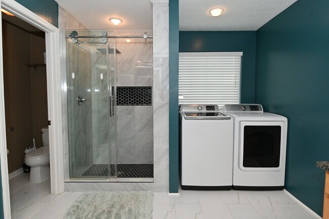 Building Photo - Spacious 4-Bedroom Haven with 2.5 Baths and Nearly 3,000 Sq Ft of Comfort in Indianapolis!