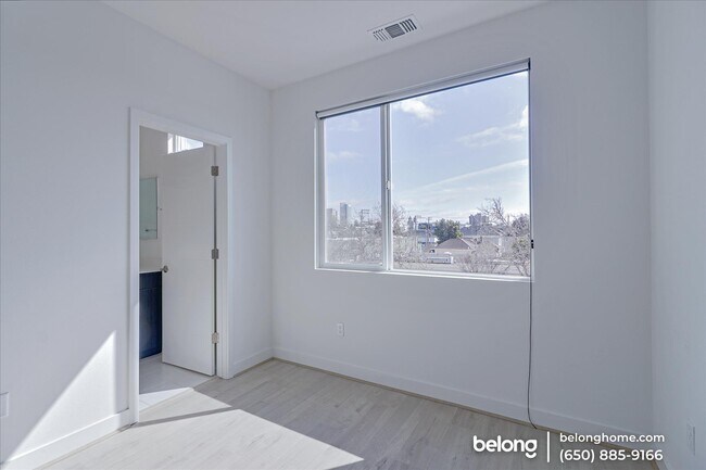 Building Photo - 105 Uptown Cir