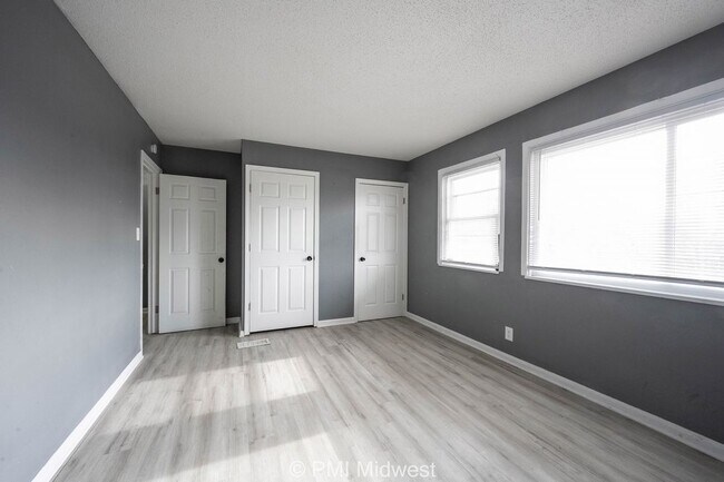 Building Photo - Cozy 2 Bedroom Apartment in Indianapolis w...