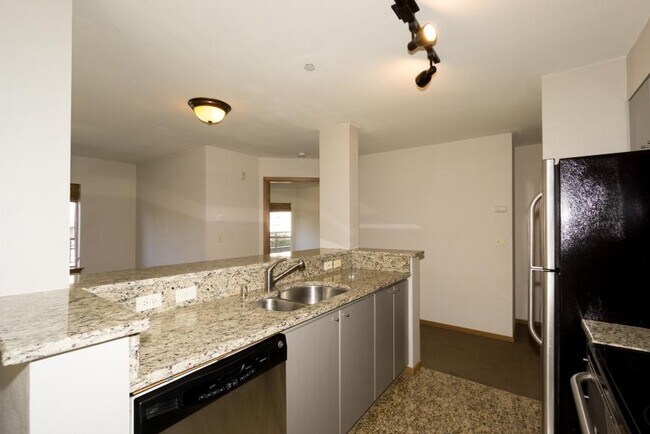 Building Photo - 2 bedroom in Seattle WA 98122