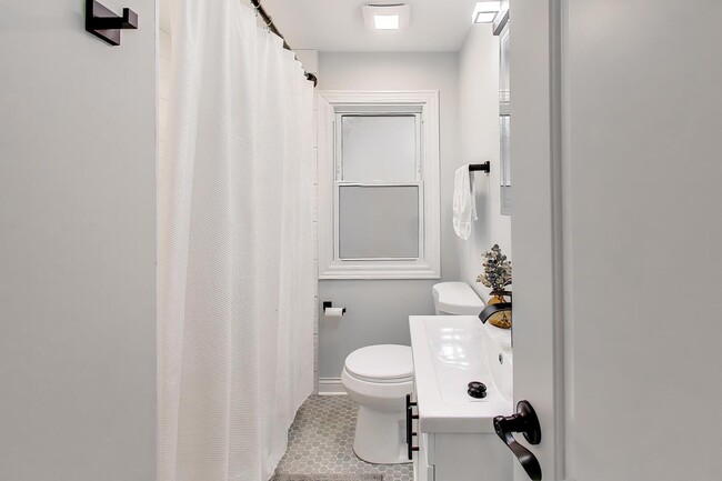 Building Photo - 408 S Maple St