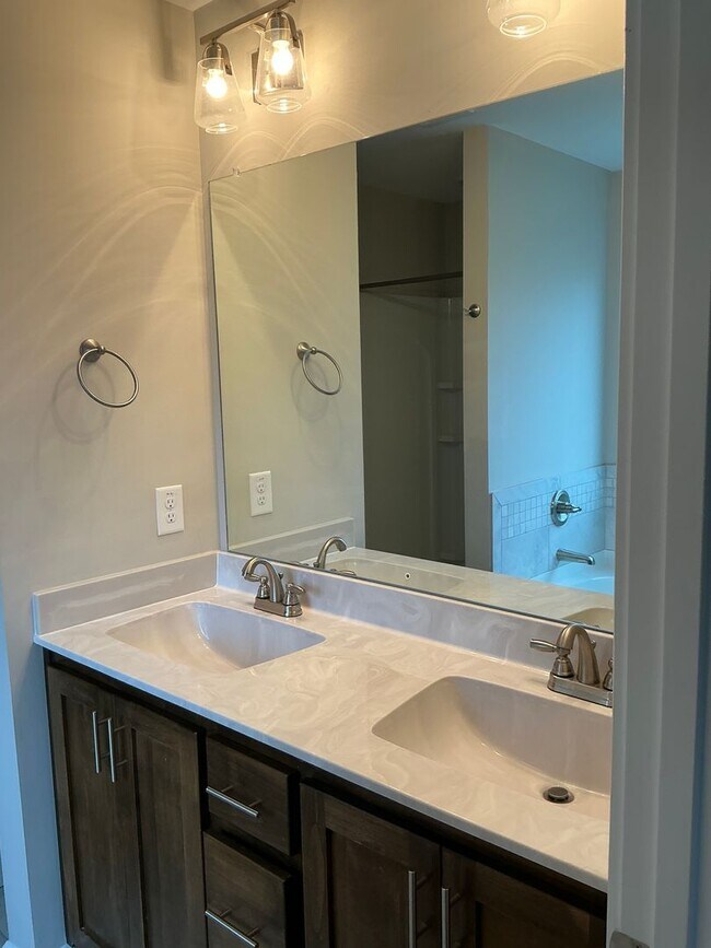 Building Photo - 804 Waldon Ct