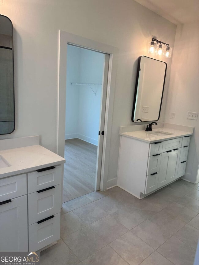 Building Photo - Room in Duplex on Plaza Ave SW