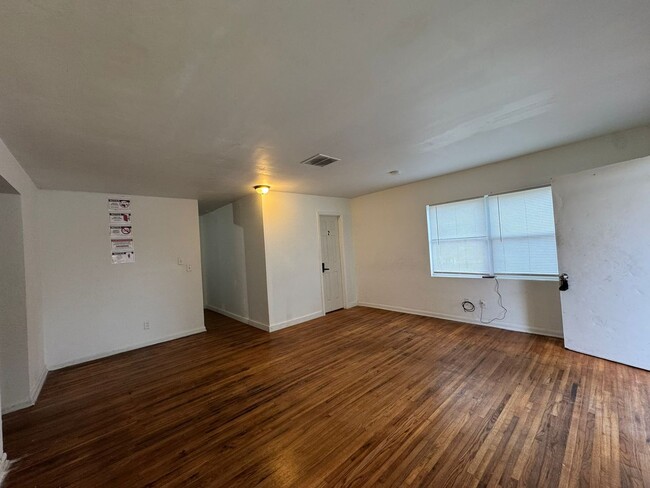 Building Photo - 416 Sun Ct