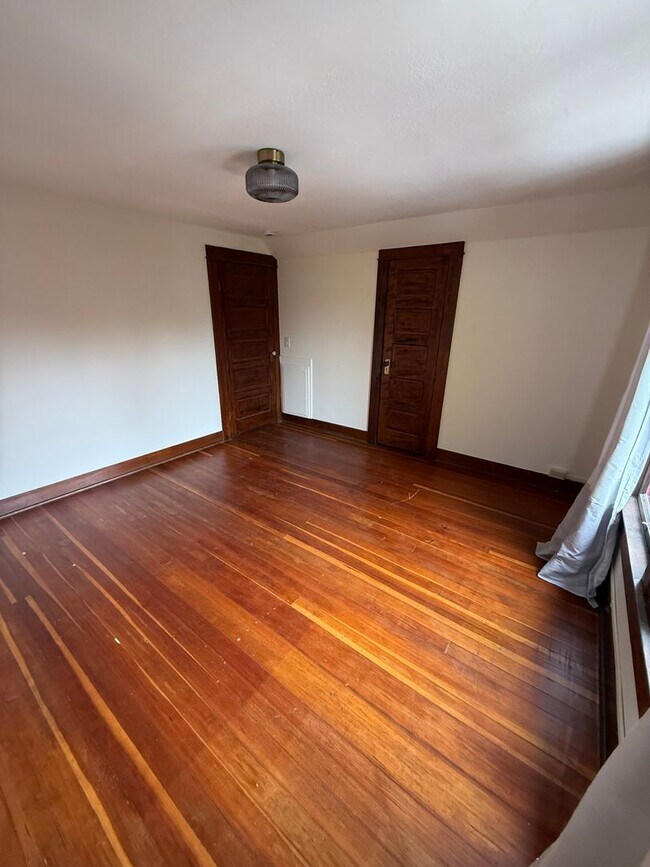 Building Photo - Charming Sellwood Gem in the Heart of SE P...