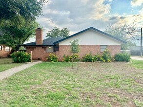 Building Photo - Coming Available June 2025 - 3-Bedroom Hom...