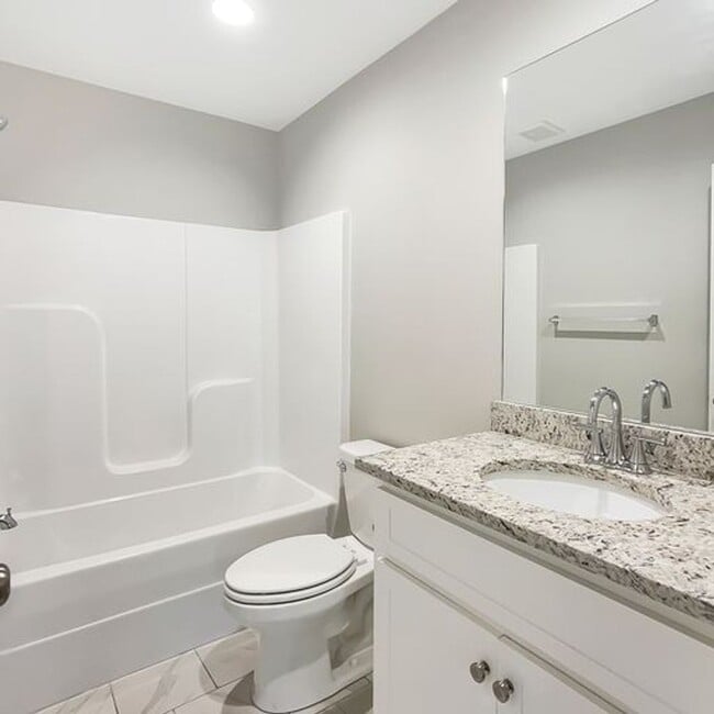 Building Photo - Beautiful 3 Bed 2 Bath Available in July!