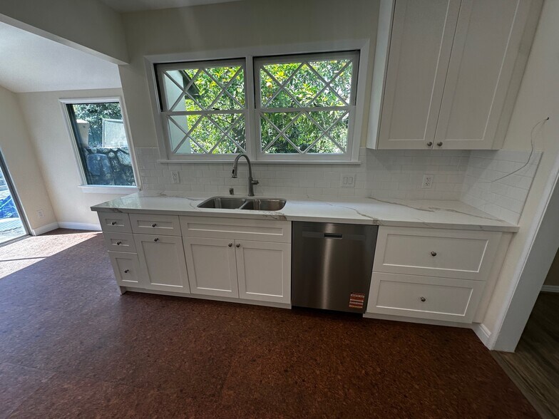 Building Photo - 2151 N Altadena Dr
