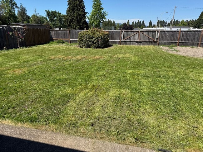 Building Photo - Discover this 3-bedroom 2-bathroom house in a great neighborhood!