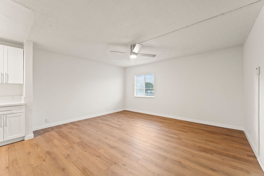 Building Photo - 6316 S Vermont Ave