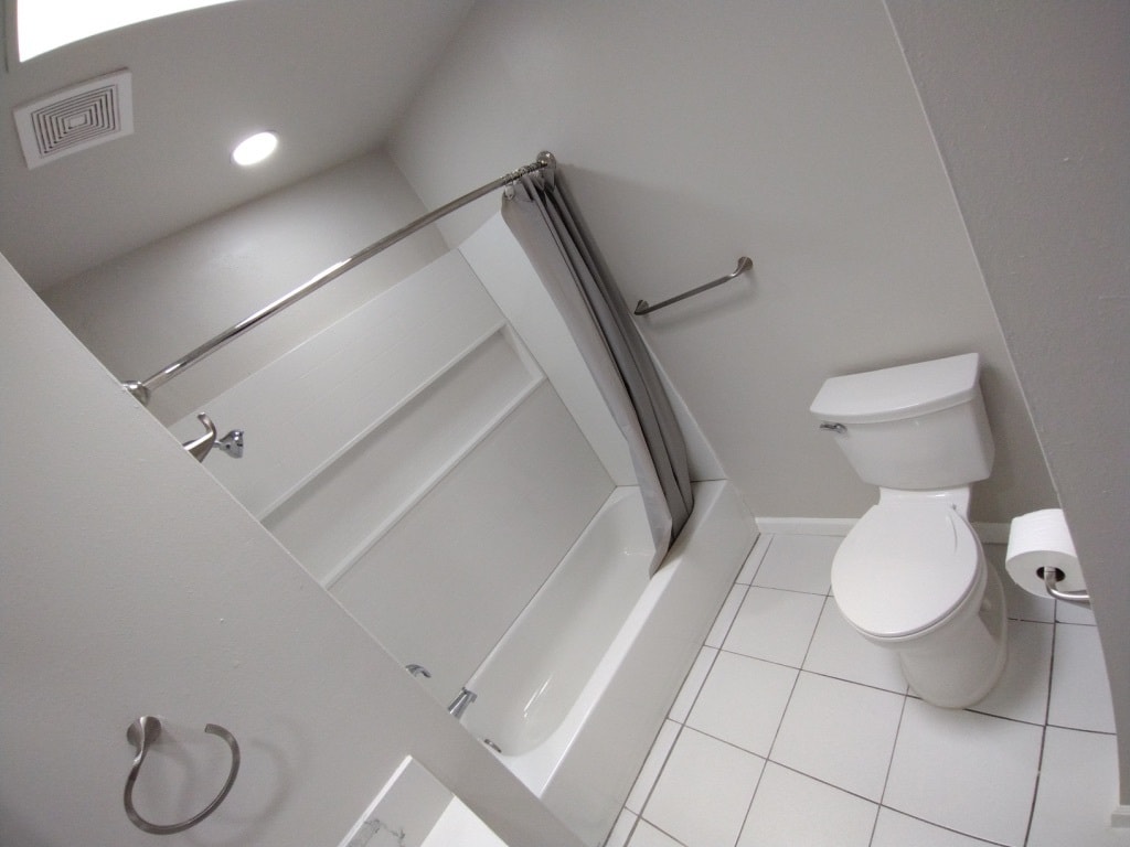 Hallway Bathrom - 909 Galopago St