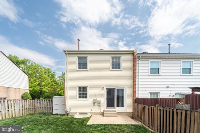 Building Photo - 2055 Pilgrim Dr