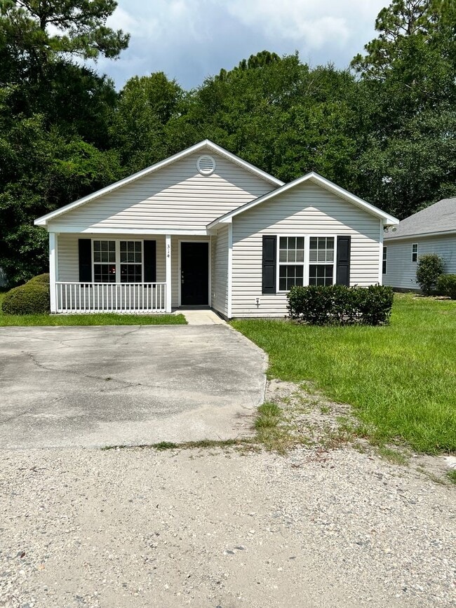 Building Photo - 3 Bedroom 2 Bath House Available on Hillsdale Drive