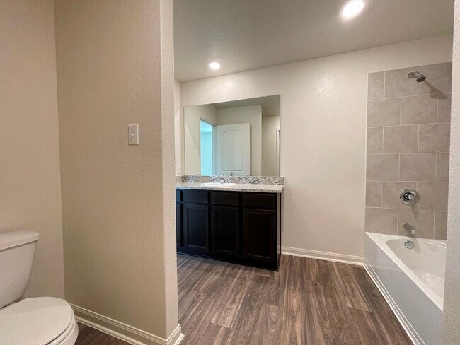 Building Photo - 313 Cres Park Dr