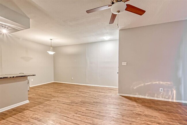 Building Photo - 9009 Richmond Ave.